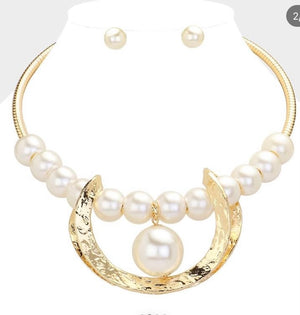 Unique Hammered Pearl Set Gold