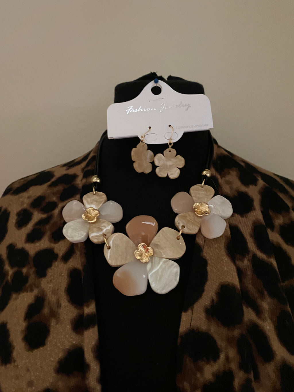 Flower Necklace Beige